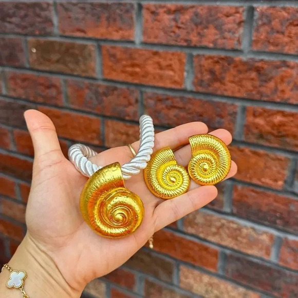 Gold Seashell Necklace And Earrings Set - Picture 4 of 15